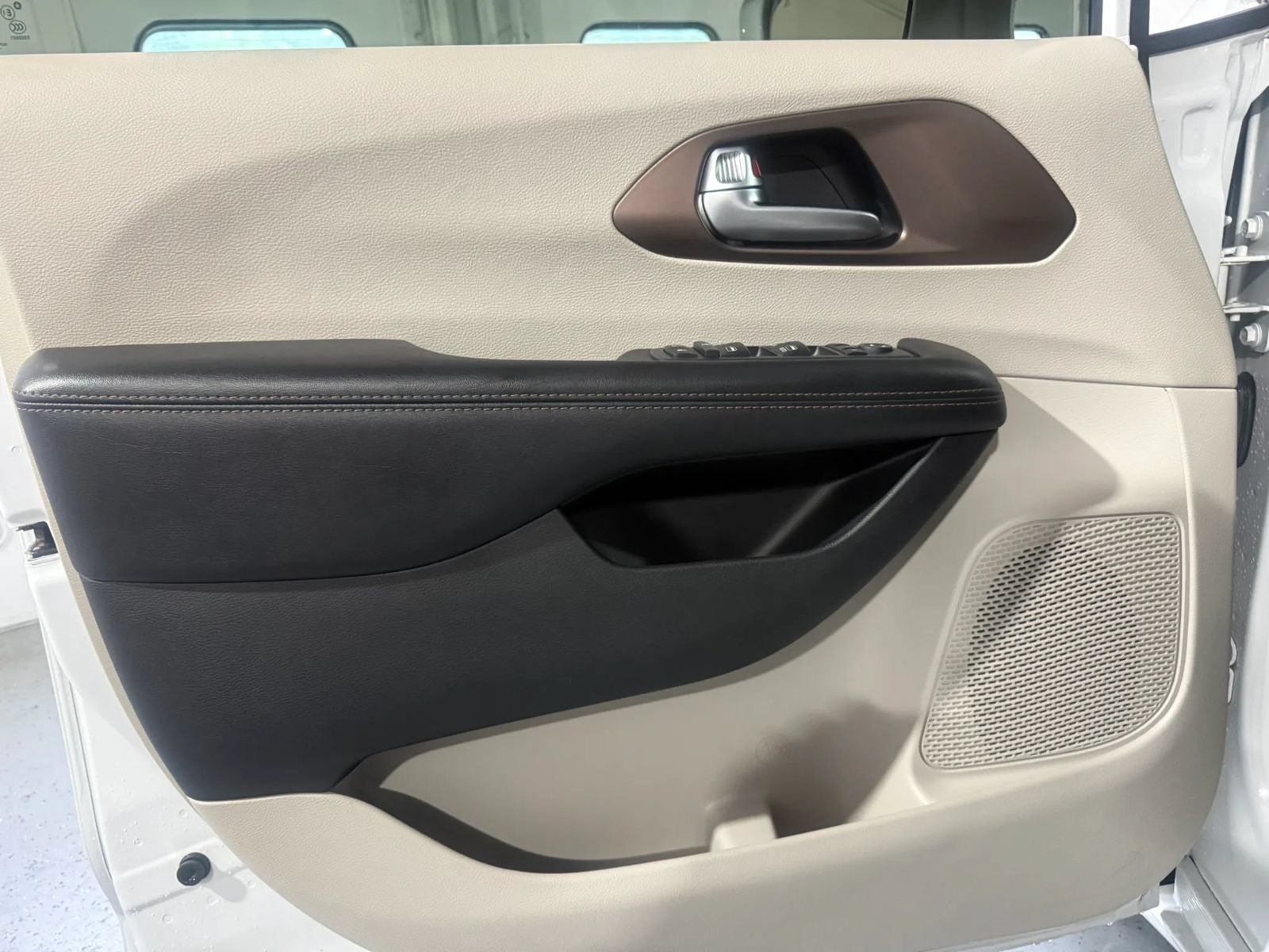 Used 2018 Chrysler Pacifica Touring-L FWD image 28