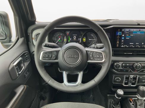 Used 2025 Jeep Wrangler Unlimited Sahara AWD/4WD image 12