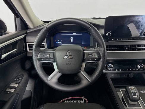 Used 2023 Mitsubishi Outlander SE AWD/4WD image 26