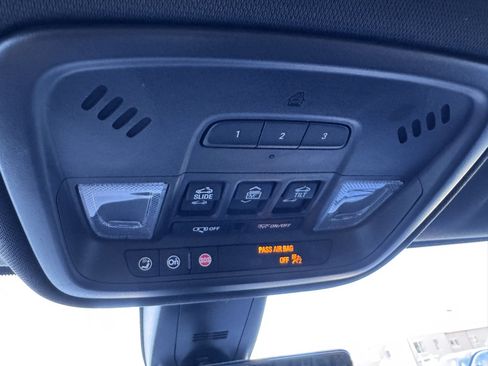 Used 2023 Chevrolet Traverse RS image 31