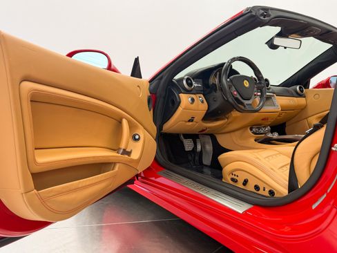 Used 2014 Ferrari California RWD image 22
