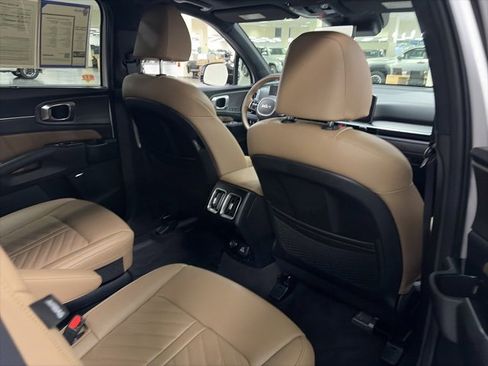 Used 2024 Kia Sorento SX Prestige w/ Olive Brown Leather Package image 10