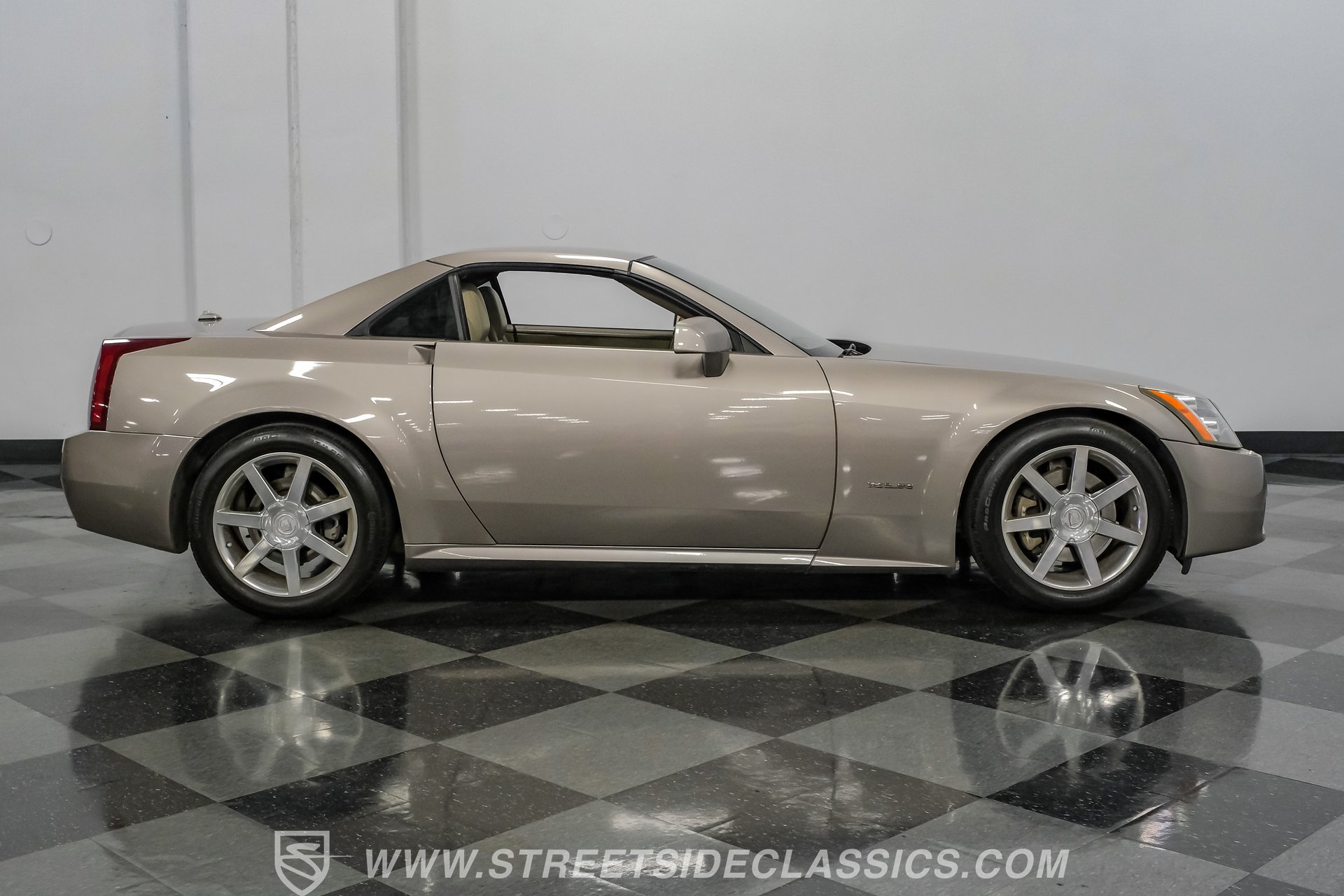 Used 2005 Cadillac XLR RWD image 14