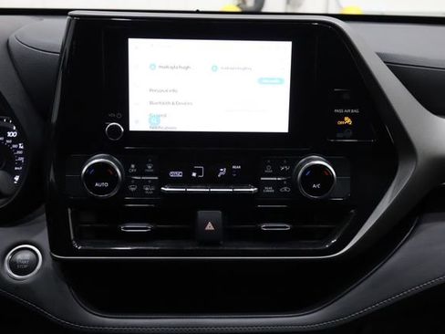 Used 2024 Toyota Highlander LE image 30