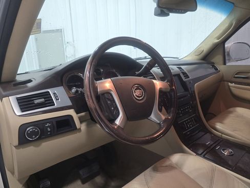Used 2010 Cadillac Escalade Luxury image 16
