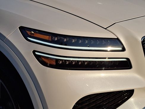 Certified 2025 Genesis GV80 3.5T Prestige AWD/4WD image 9