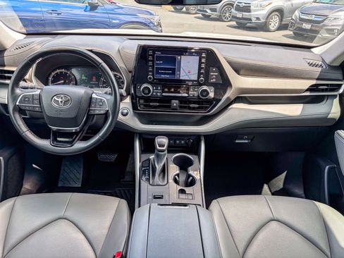 Used 2021 Toyota Highlander XLE FWD image 11