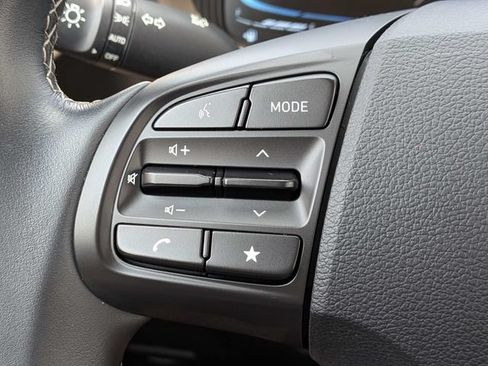 Used 2025 Hyundai Venue SEL FWD image 25