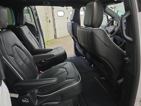 Certified 2025 Chrysler Pacifica Limited FWD image 11