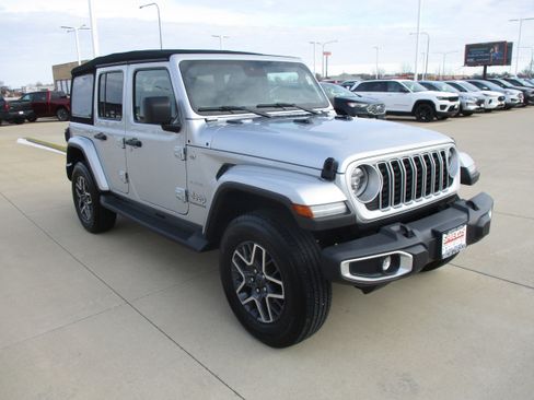Used 2024 Jeep Wrangler Sahara image 8