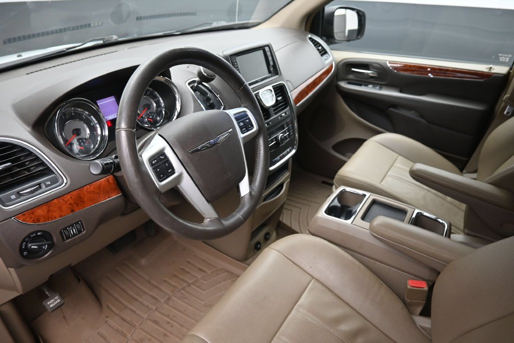 Used 2016 Chrysler Town & Country Touring FWD image 18