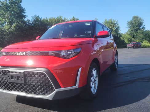 Used 2023 Kia Soul S FWD image 2