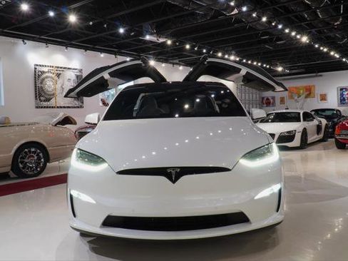 Used 2022 Tesla Model X Plaid image 3
