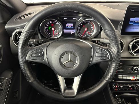 Used 2020 Mercedes-Benz GLA 250 w/ Premium Package image 9