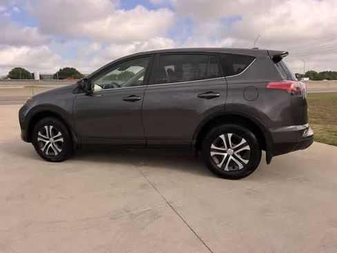 Used 2018 Toyota RAV4 LE FWD image 4