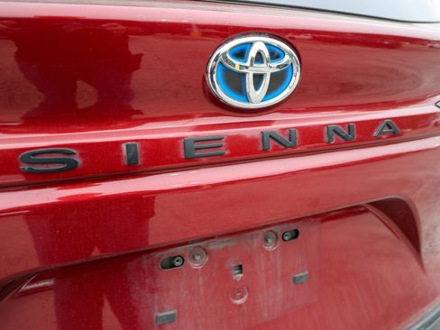 Used 2022 Toyota Sienna XLE FWD image 11