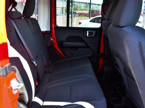 Used 2025 Jeep Wrangler Sahara image 44