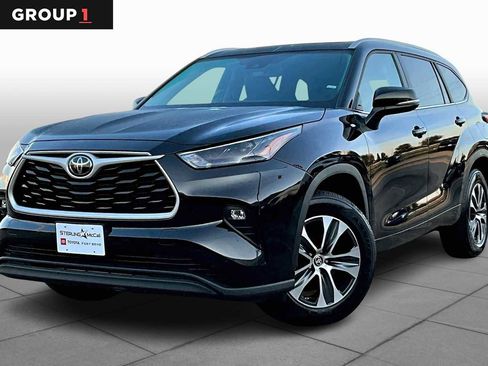 Used 2023 Toyota Highlander XLE image 1