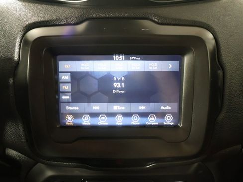 Used 2018 Jeep Renegade Altitude FWD image 39