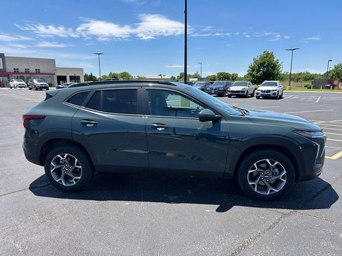 Used 2025 Chevrolet Trax LT FWD image 8