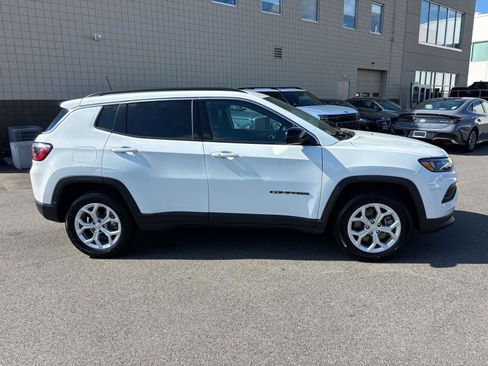 Used 2024 Jeep Compass Latitude AWD/4WD image 2