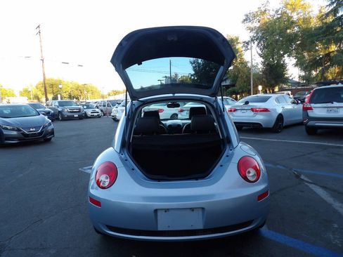 Used 2010 Volkswagen Beetle Coupe FWD image 10