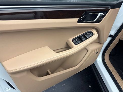 Certified 2023 Porsche Macan AWD/4WD image 9
