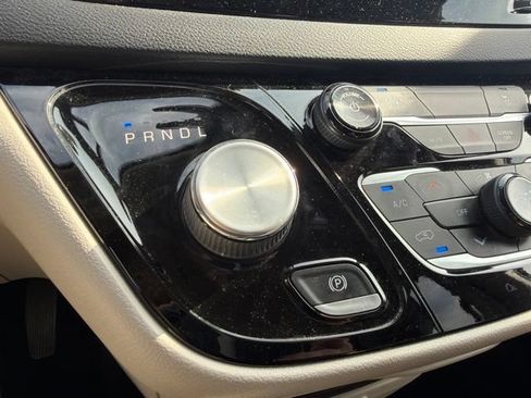 Used 2022 Chrysler Voyager LX FWD image 30