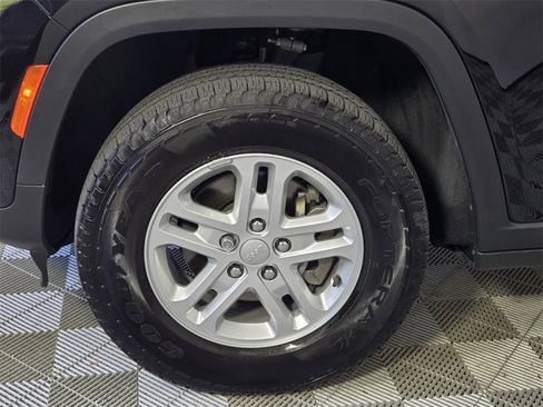 Used 2024 Jeep Grand Cherokee Laredo image 5