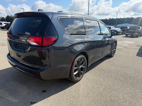 Used 2020 Chrysler Pacifica Touring-L w/ S Appearance Package FWD image 19