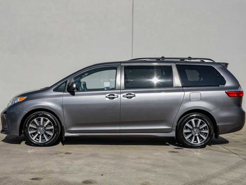Used 2018 Toyota Sienna XLE image 12