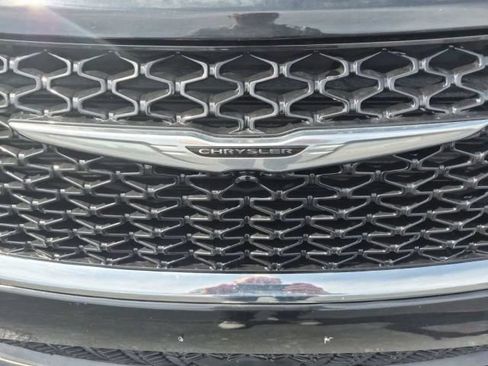 Used 2024 Chrysler Pacifica Touring-L FWD image 22