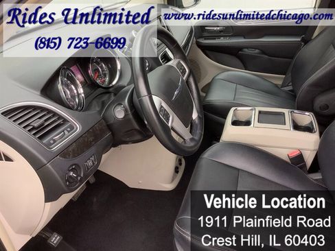 Used 2015 Chrysler Town & Country Touring-L w/ Driver Convenience Group FWD image 14