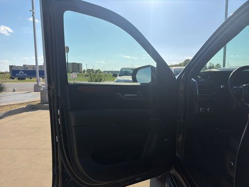 Used 2025 GMC Yukon XL Denali RWD image 14