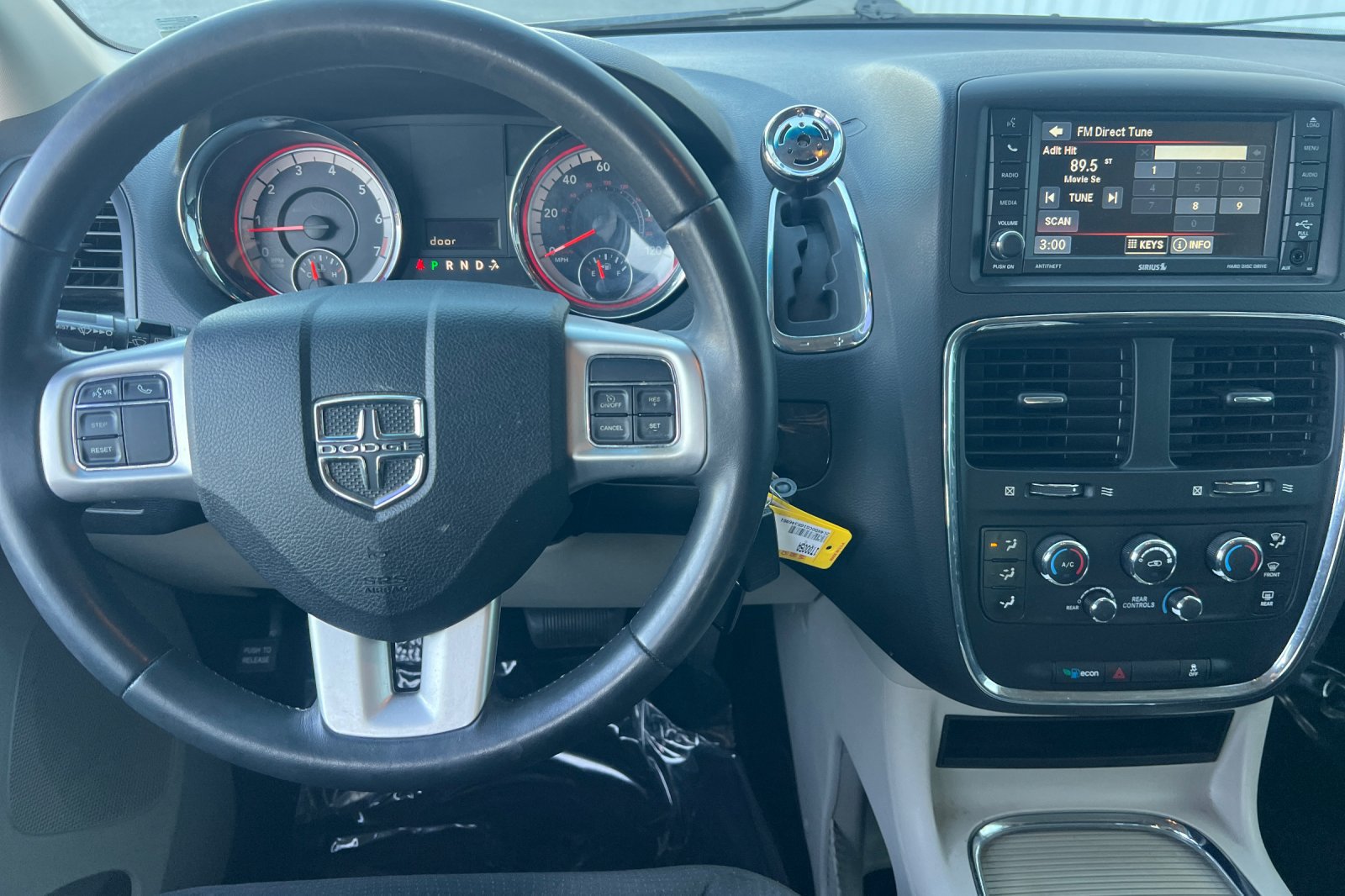Used 2016 Dodge Grand Caravan SXT w/ UConnect Hands-Free Group FWD image 18