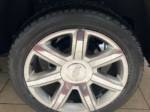 Used 2018 Cadillac Escalade ESV Luxury image 38