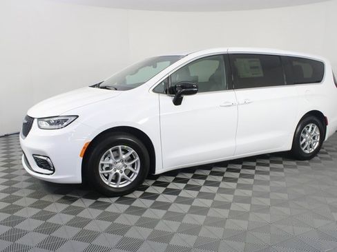 New 2026 Chrysler Pacifica Select image 2