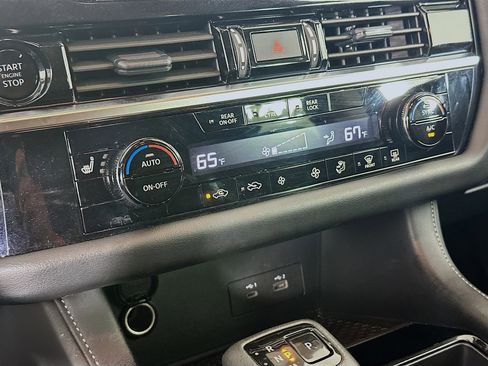 Used 2025 Nissan Pathfinder SV FWD image 23