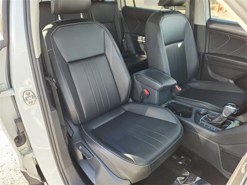 Used 2022 Volkswagen Tiguan SE w/ Panoramic Sunroof Package image 13