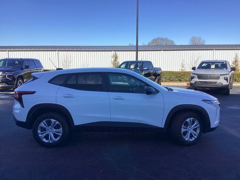 Used 2025 Chevrolet Trax LS image 4