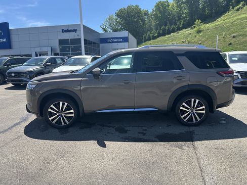 Used 2025 Nissan Pathfinder Platinum AWD/4WD image 10