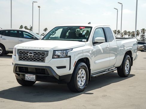 Used 2024 Nissan Frontier SV RWD image 3