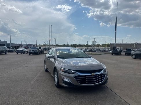 Used 2025 Chevrolet Malibu LS FWD image 3