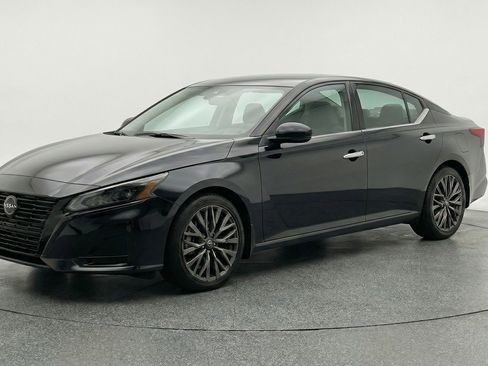 Used 2025 Nissan Altima 2.5 SV image 3