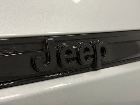 Used 2023 Jeep Grand Cherokee Altitude image 8