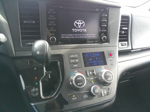 Used 2018 Toyota Sienna SE image 18