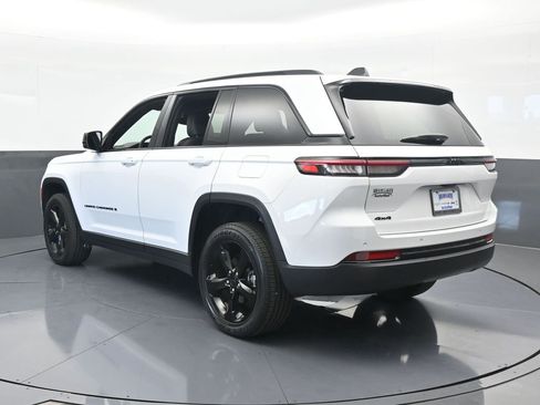 Used 2024 Jeep Grand Cherokee Altitude image 4