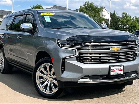 Used 2023 Chevrolet Suburban Premier w/ Premium Package 2 AWD/4WD image 2