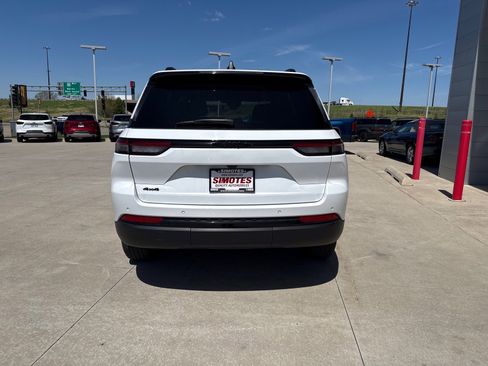 Used 2025 Jeep Grand Cherokee Altitude image 3