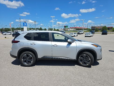 Used 2024 Nissan Rogue SV FWD image 7